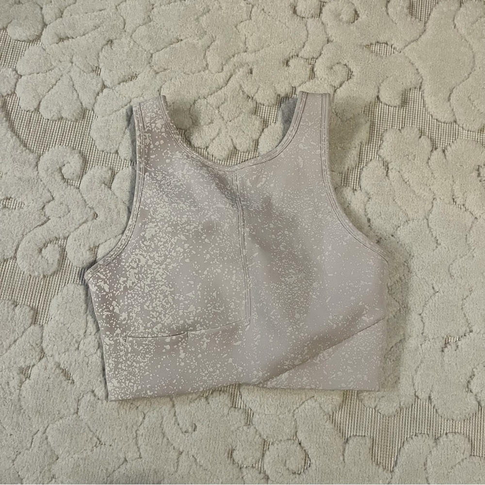 Lululemon reflective woman’s cropped top